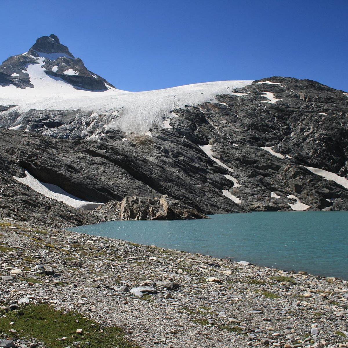 Comprensorio sciistico Rhêmes-Notre-Dame in Italy - a lake in the middle of a mountain.