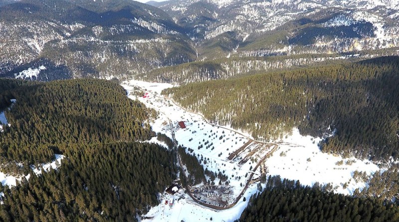 A ski resort in Yıldıztepe, Kıssenir, Ilgaz Çankırı TR, Central Anatolia, Turkey, showcasing a chalet, ski lift, and winter sports scene.