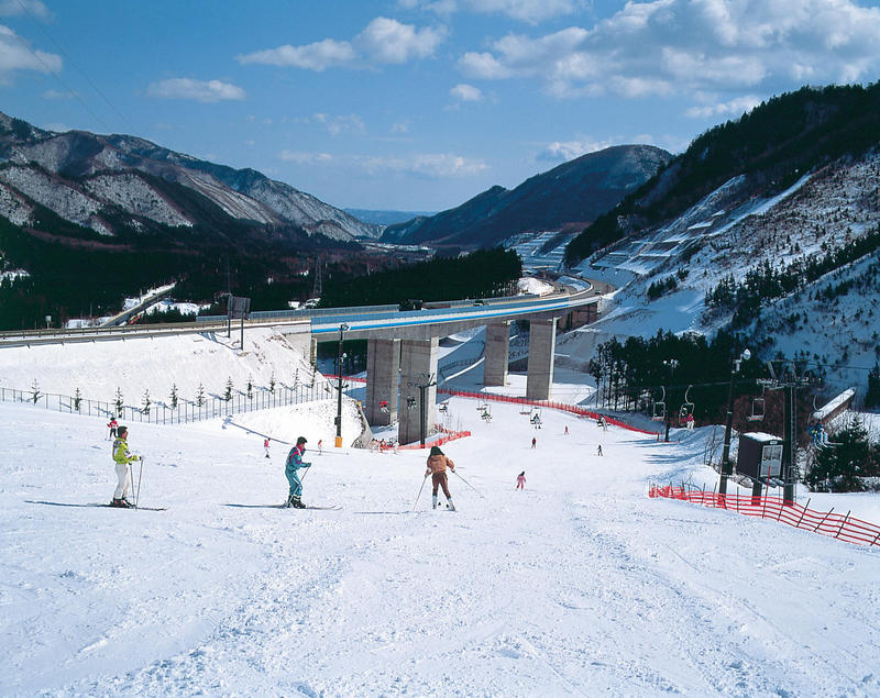 A picturesque winter sports scene from St Mary in Tōhoku, Japan. A ski resort, complete with a ski lift, comfortably nestled in perfectly rendered snowy white scenery.