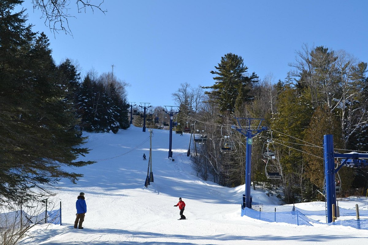 Vorlage in Canada - a person is skiing down a snowy hill.