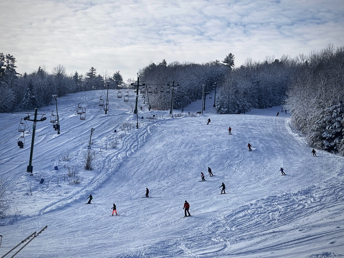 Vorlage in Canada - a group of people skiing down a snowy hill.