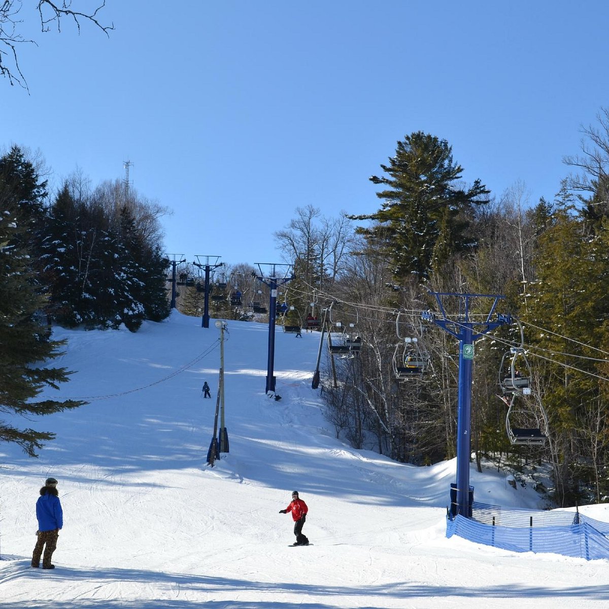 Vorlage in Canada - a person riding a ski board down a slope.