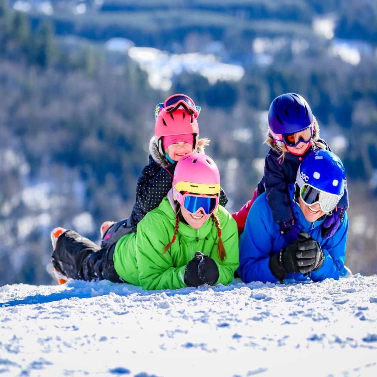 Sommet Gabriel in Canada - three children sitting in the snow.