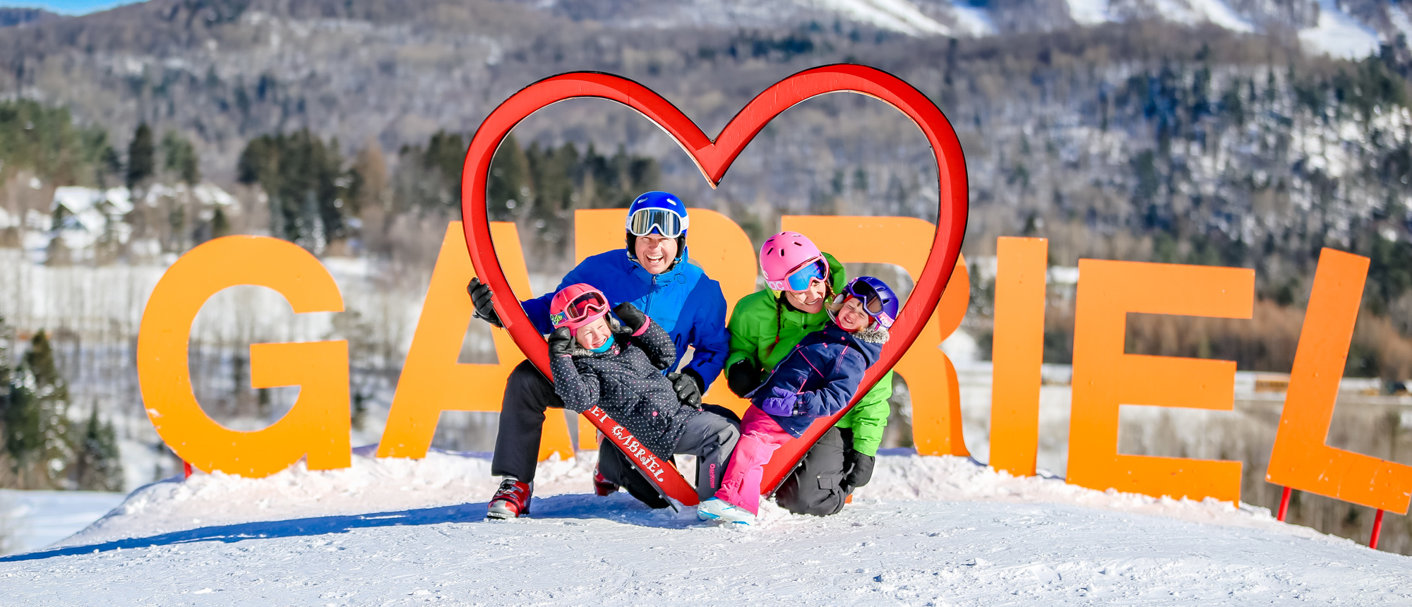 Sommet Gabriel in Canada - two people posing for a picture in front of a giant heart.