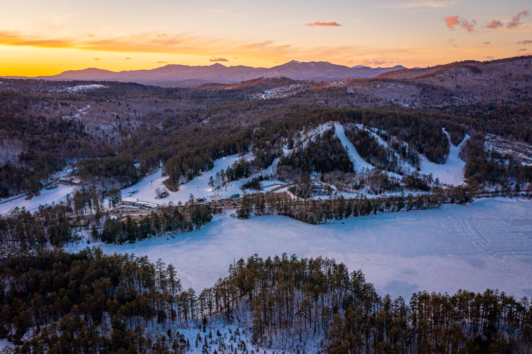 King Pine in USA - the sun is setting over the mountains in the winter.