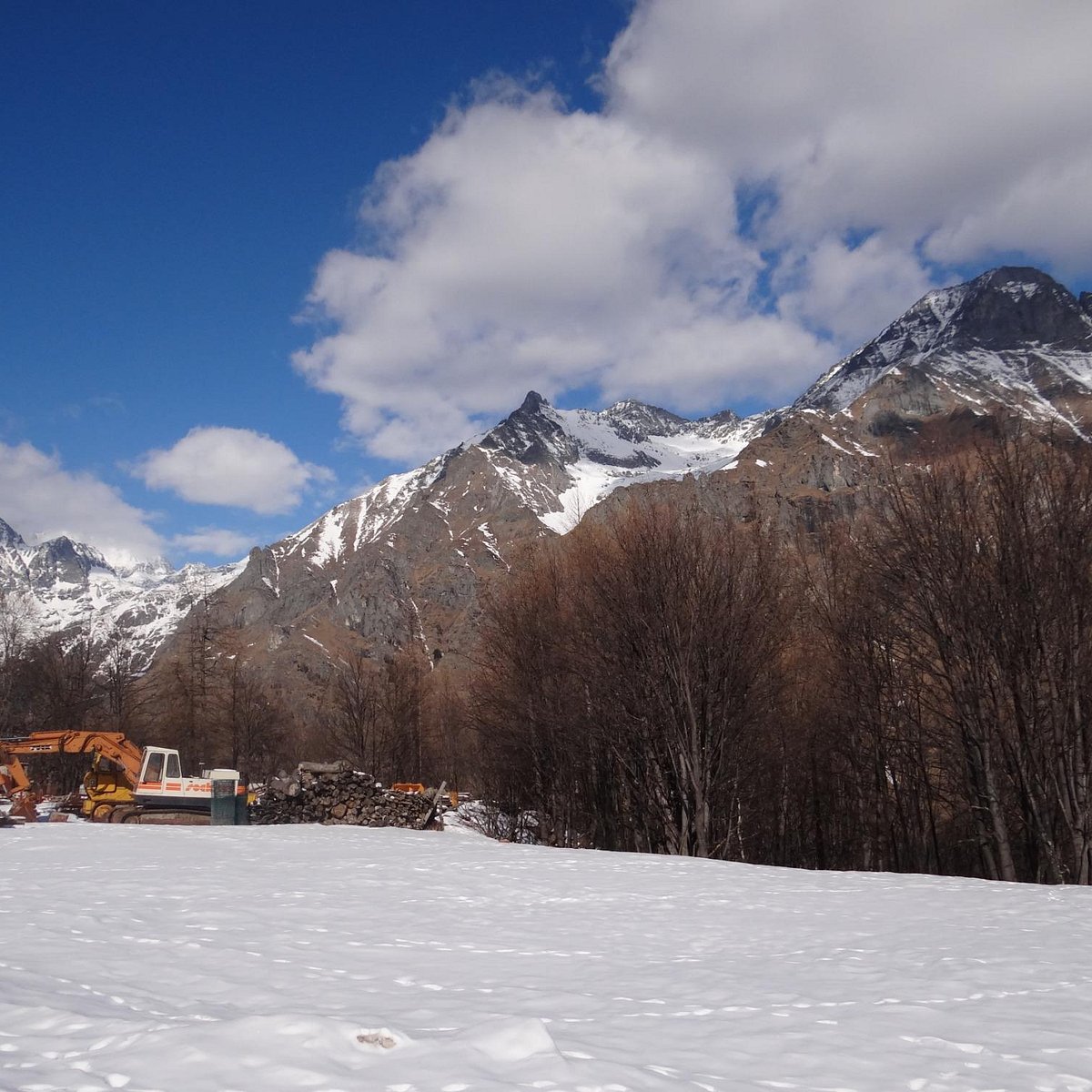Pian Benot Sciovie Usseglio in Italy - a snow covered field with mountains in the background.