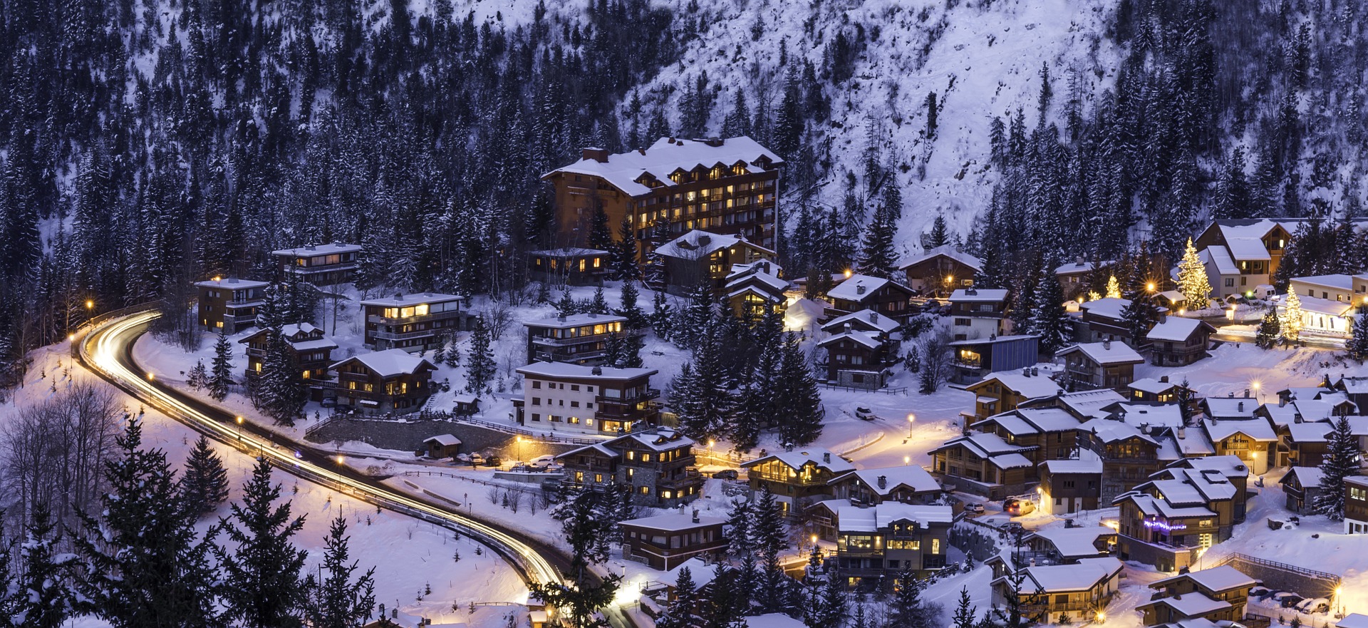 A stunning winter scene at Fideriser Heuberge ski resort in Eastern Switzerland, filled with fresh snow, marked ski routes, and a picturesque chalet nestled amidst the beautiful Swiss Alps.