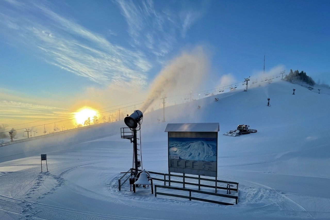 Pine Knob in USA - the sun is setting on the slopes of a ski slope.