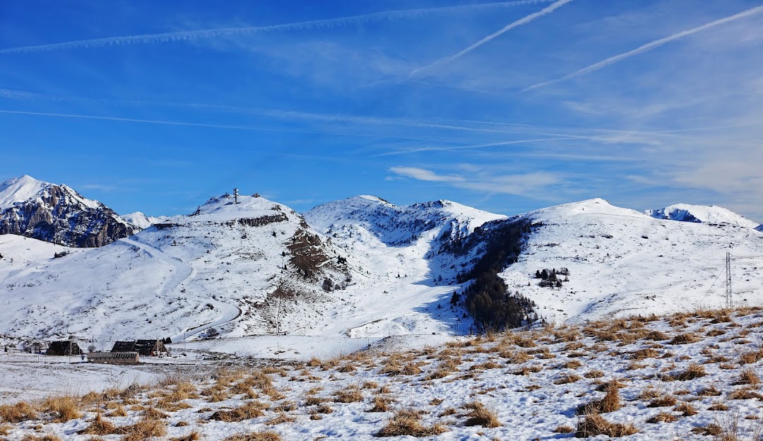 Charming chalet amid the winter sports scene of Malga San Giorgio, Verona, Bosco Chiesanuova in Italy. Snow blankets the majestic mountain, making it a stunning winter scenery.