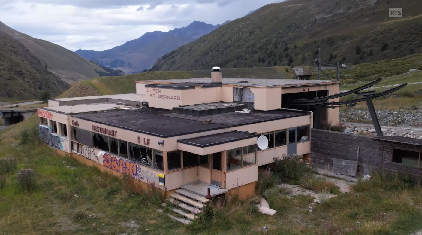 Ruine Super Saint-Bernard in Switzerland: an abandoned building in the middle of the mountains.