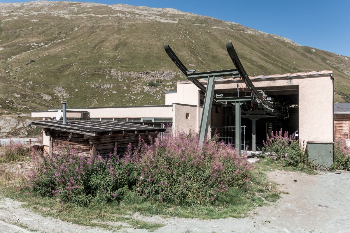 Ruine Super Saint-Bernard in Switzerland: a building in the middle of a mountain.