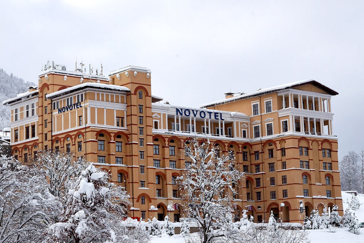 Krasnoye Ozero in Russia: a hotel with snow on the ground.