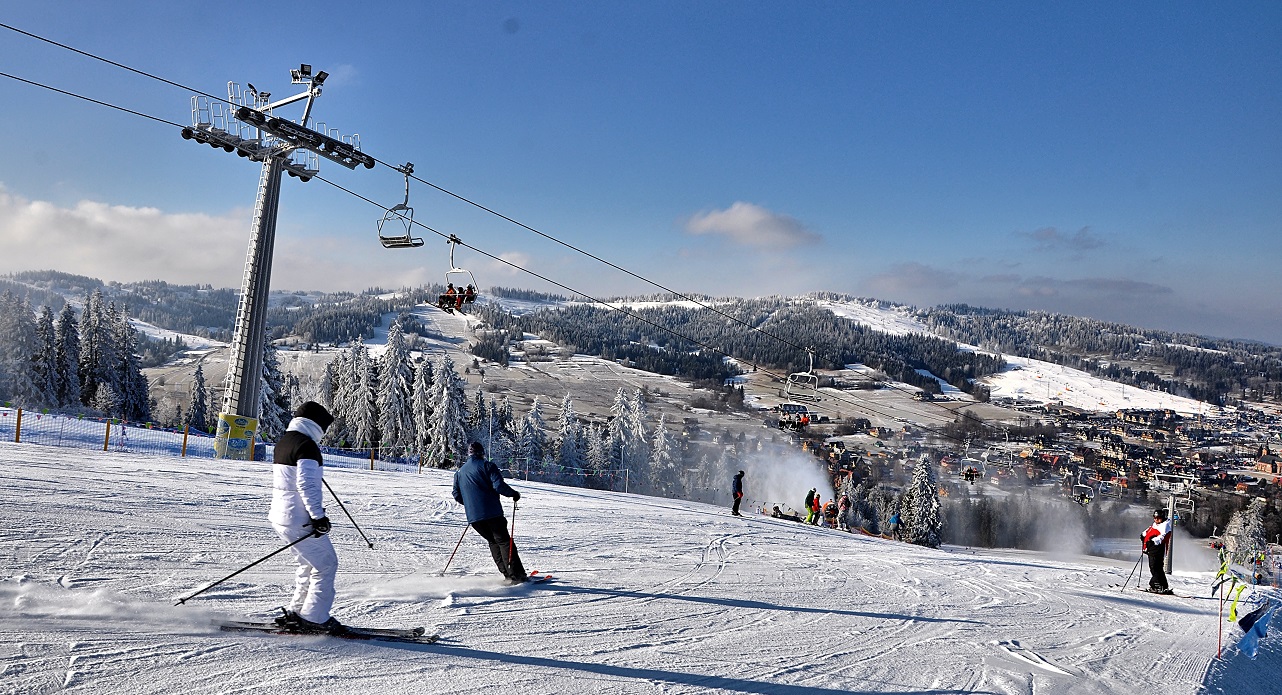 Stacja Narciarska GrapaSki in Poland - a group of people skiing down a snowy slope.