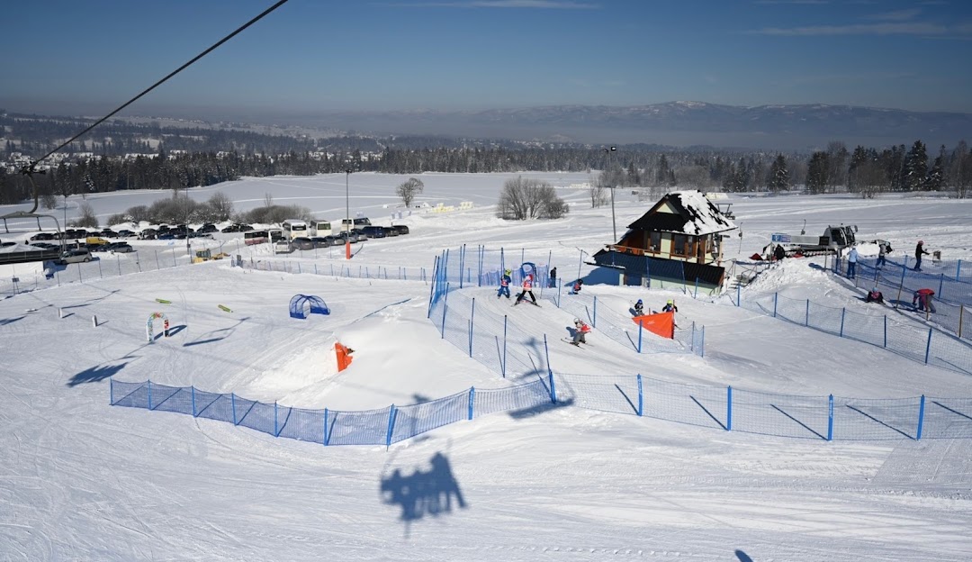 Stacja Narciarska GrapaSki in Poland - a ski slope with people skiing on it.
