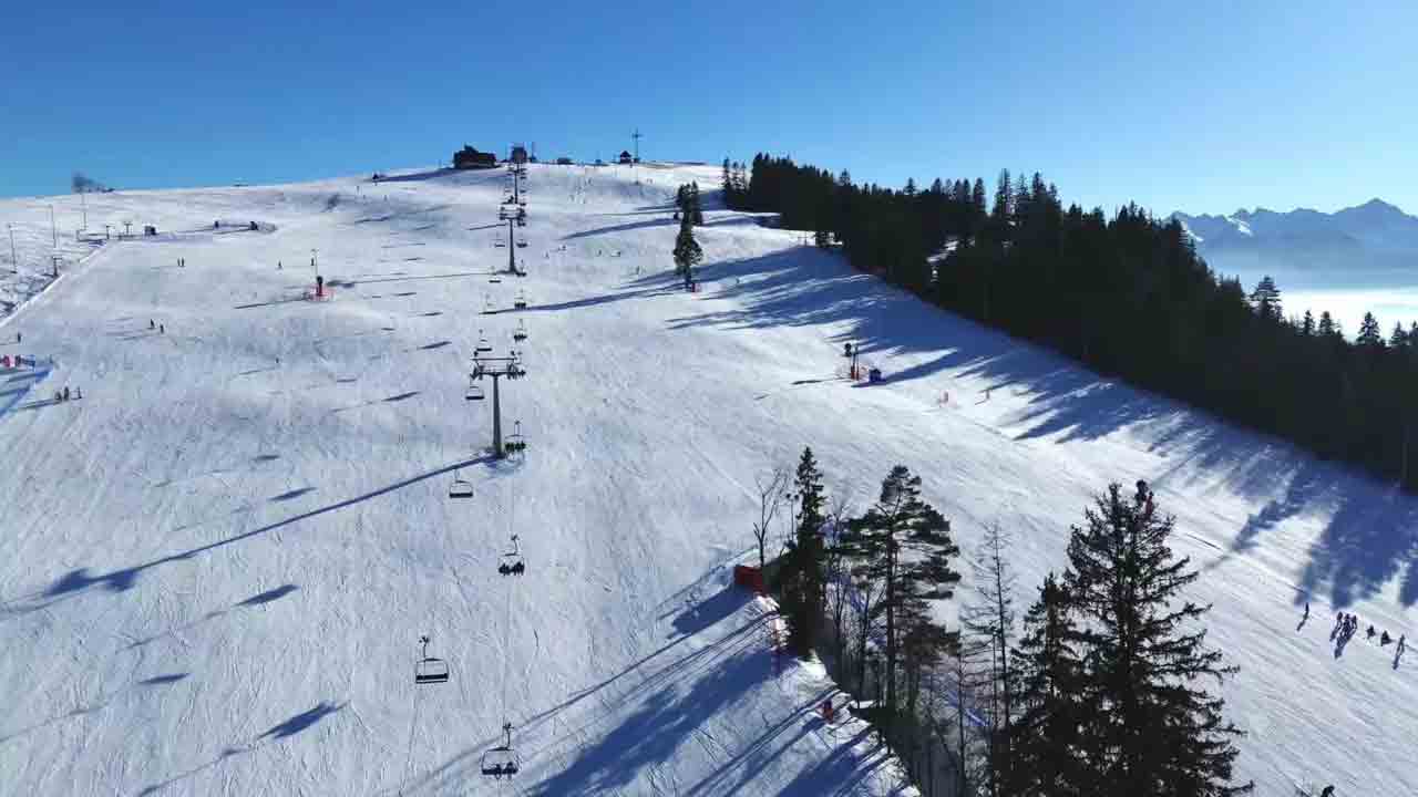 Stacja Narciarska GrapaSki in Poland - white snow on the ground.