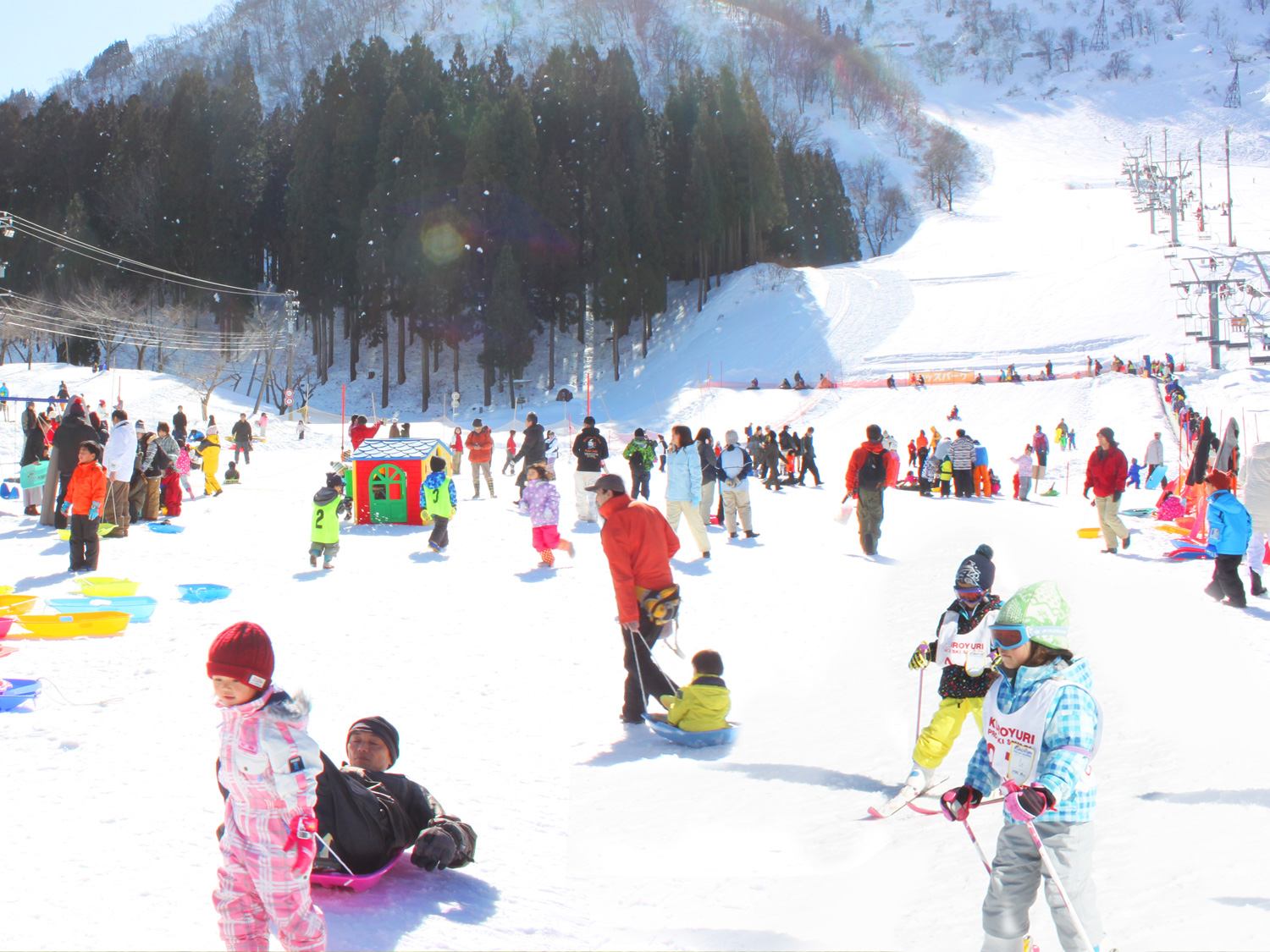 Kanazawa Municipal in Japan - a group of people on a ski slope.