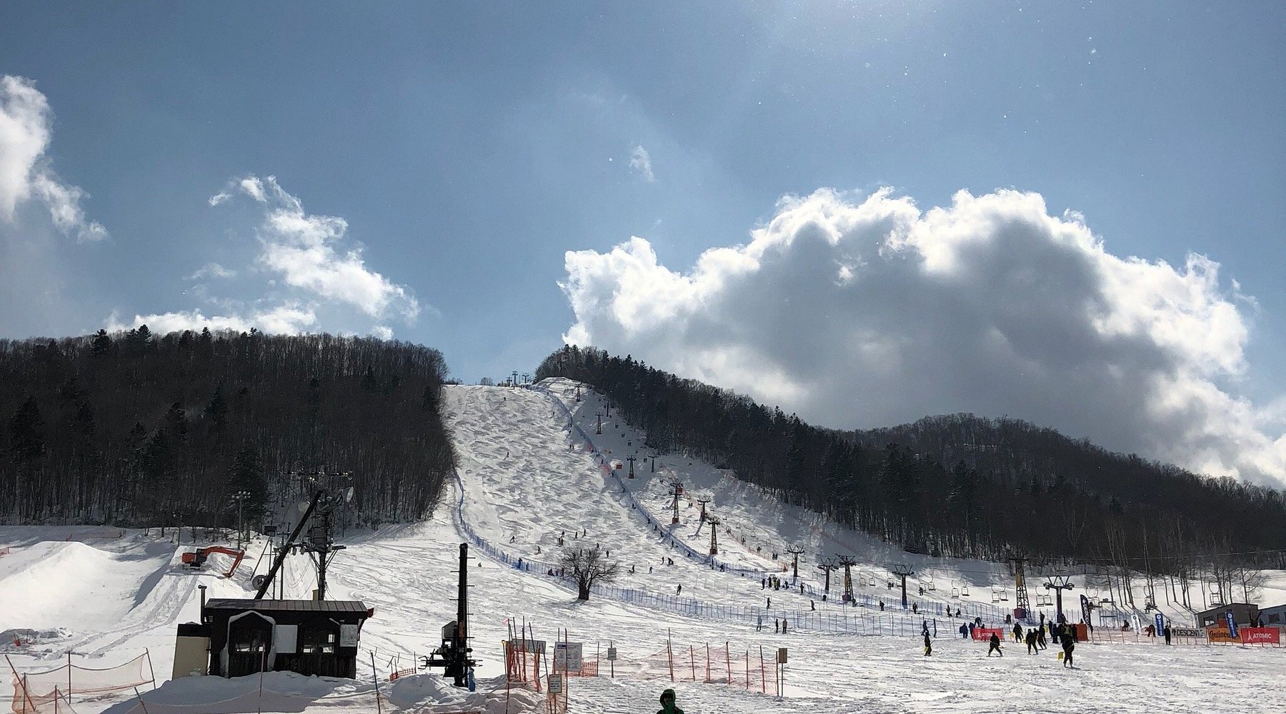 Engaru Rock Valley in Japan - a ski slope with people skiing down it.