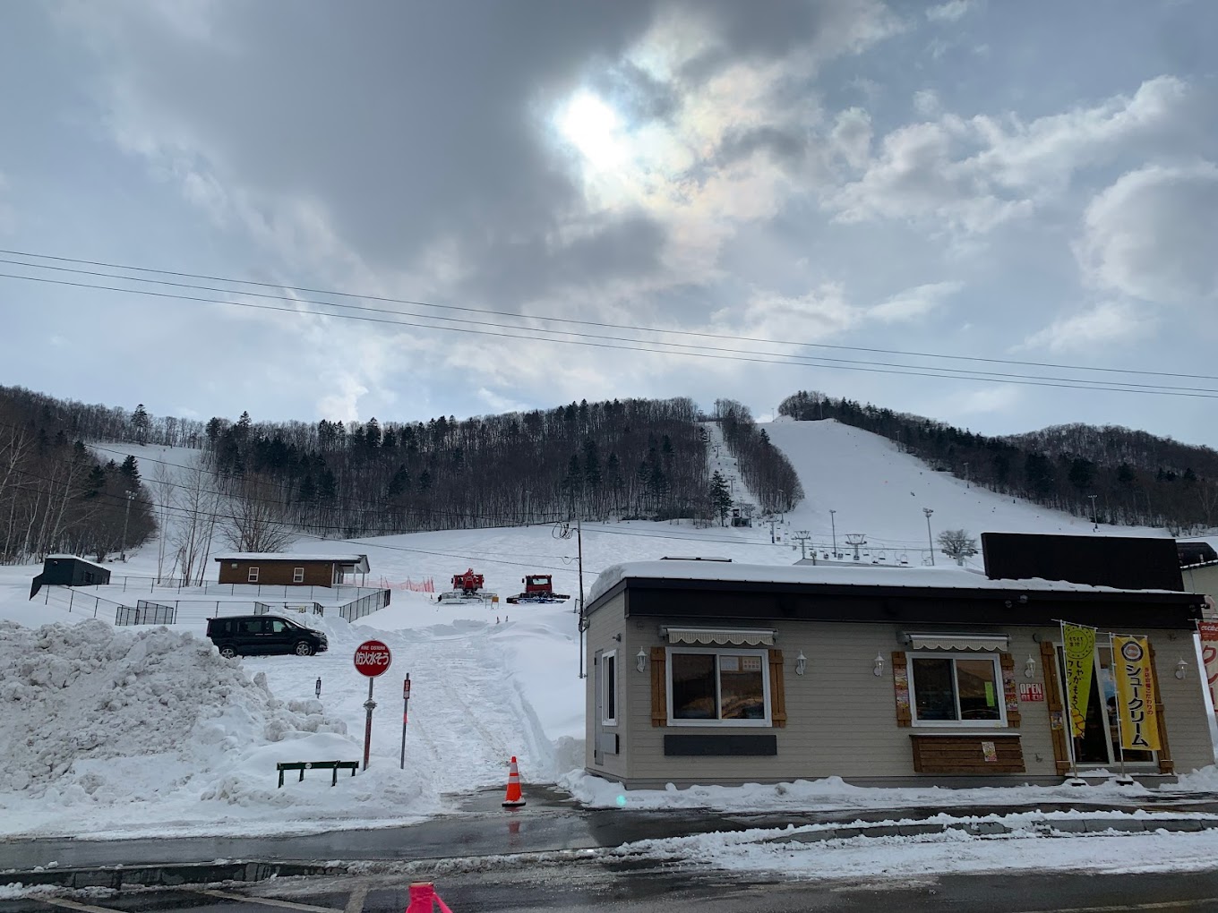 Engaru Rock Valley in Japan: a small building with a ski slope in the background.