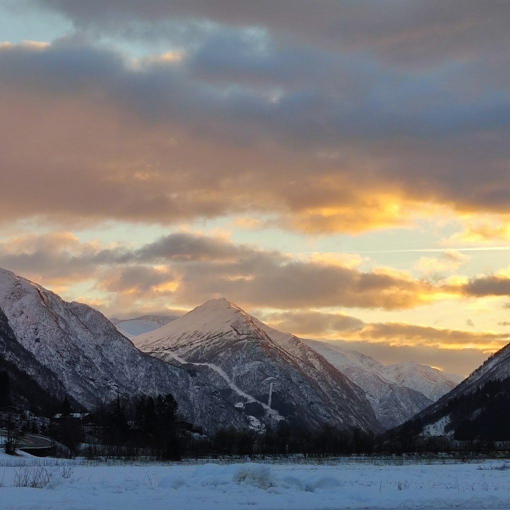 Sogndal Skisenter - Hodlekve in Norway - the sun is setting over the mountains in the snow.
