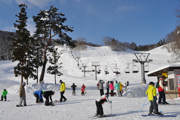 Asahi Shizen in Japan - a group of people skiing down a hill.