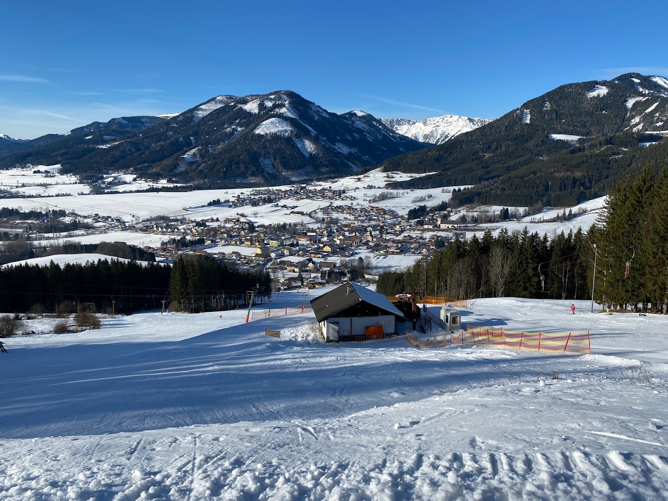 Schwabenbergarena Turnauer Schilift in Austria: a view of a ski resort with mountains in the background.