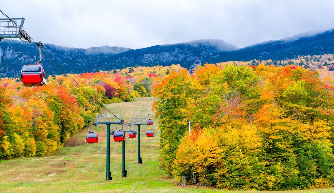 Stowe in USA - a ski lift going up the mountain.