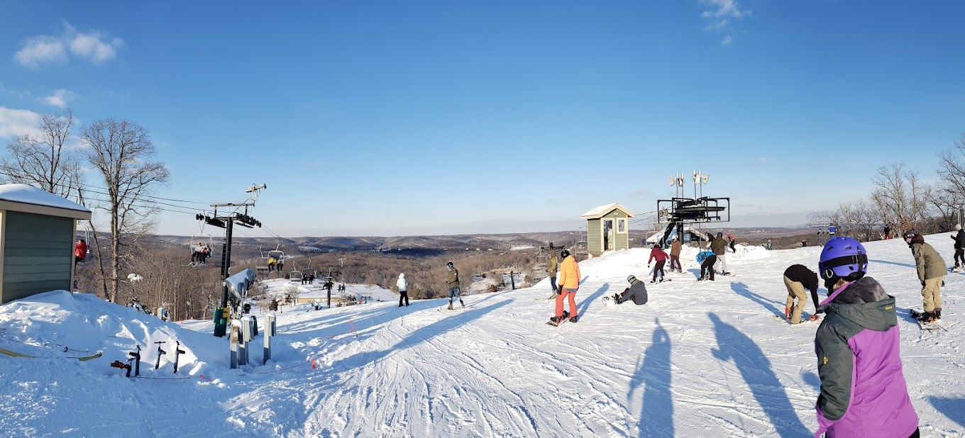 Hidden Valley - MO in USA - a group of people skiing down a hill.