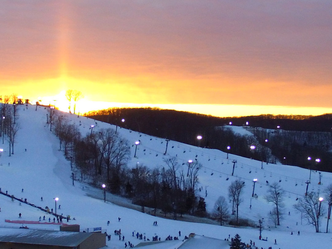 Hidden Valley - MO in USA - a group of people skiing down a snowy hill.