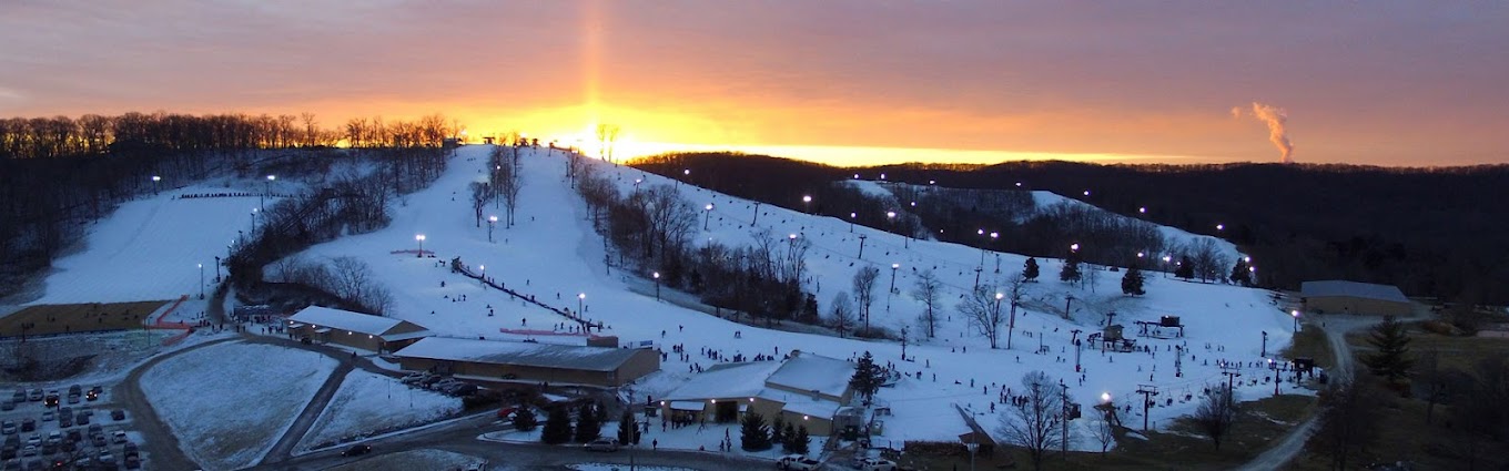 Hidden Valley - MO in USA: the sun is setting on the slopes of a ski resort.