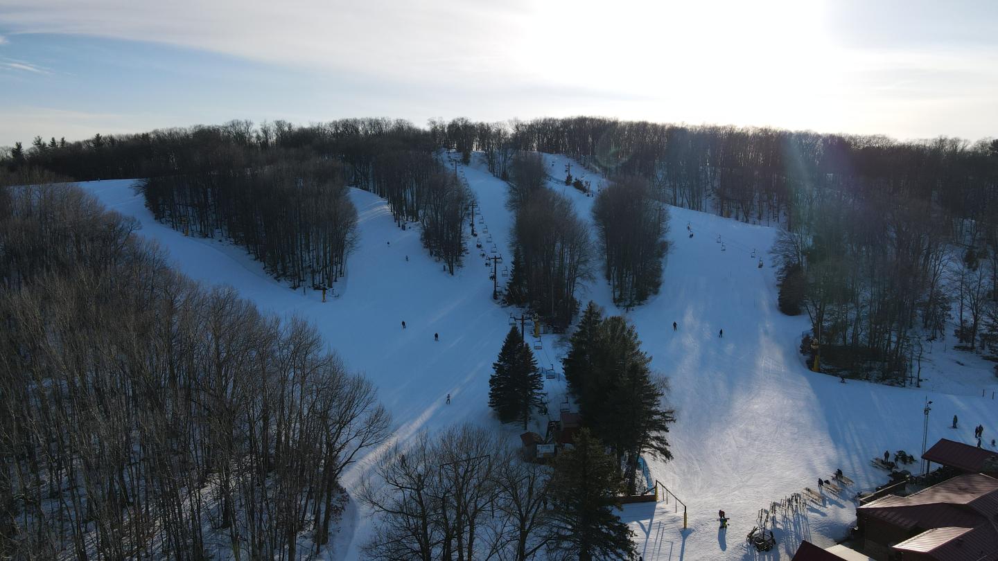 Nordic Mountain in USA - the sun is shining over a ski slope.