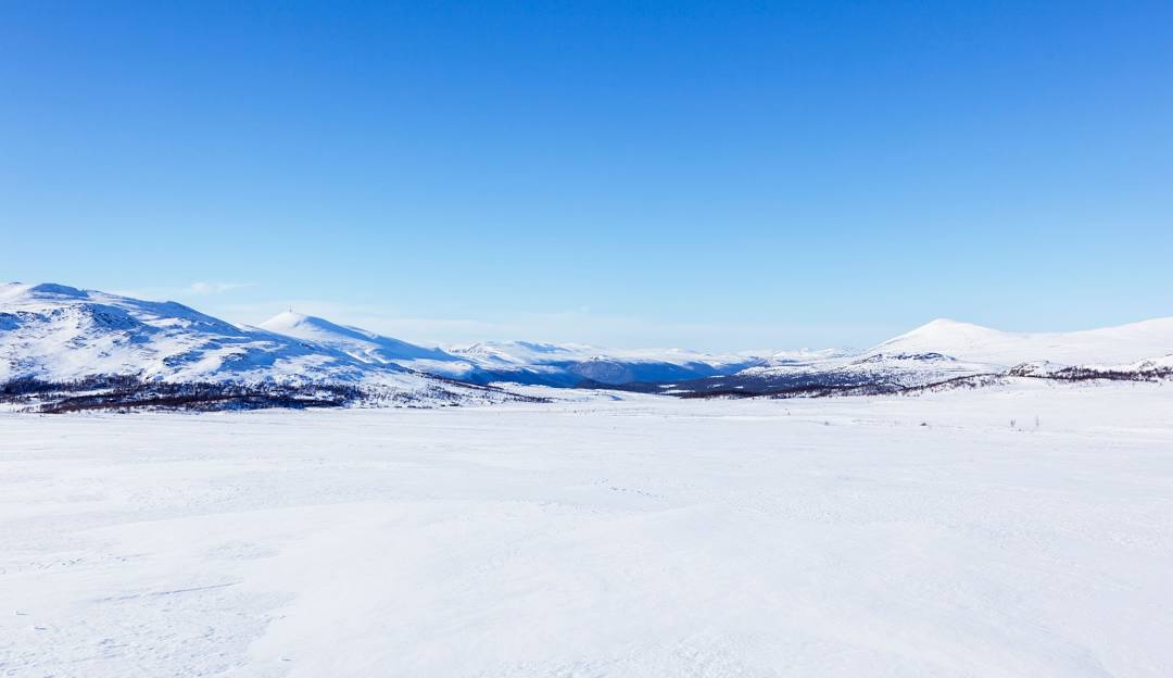 Nordic Mountain in USA - a snow covered field with mountains in the background.