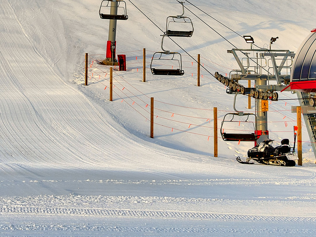 Wilmot Mountain in USA - a ski lift going up a snowy hill.