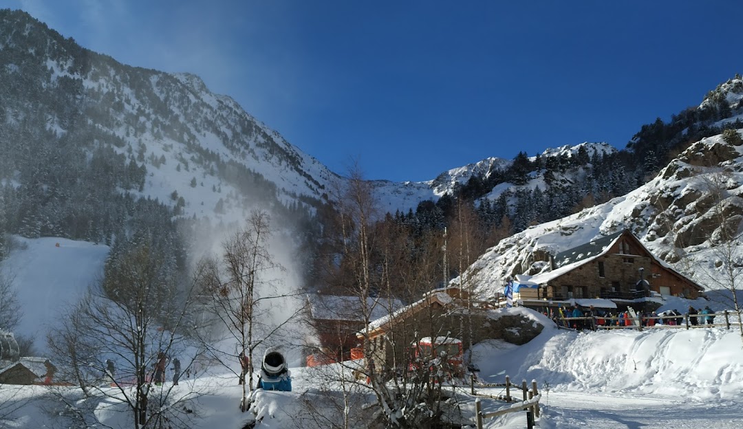 Pleta del Prat – Tavascan in Spain - a snow covered area with a mountain in the background.