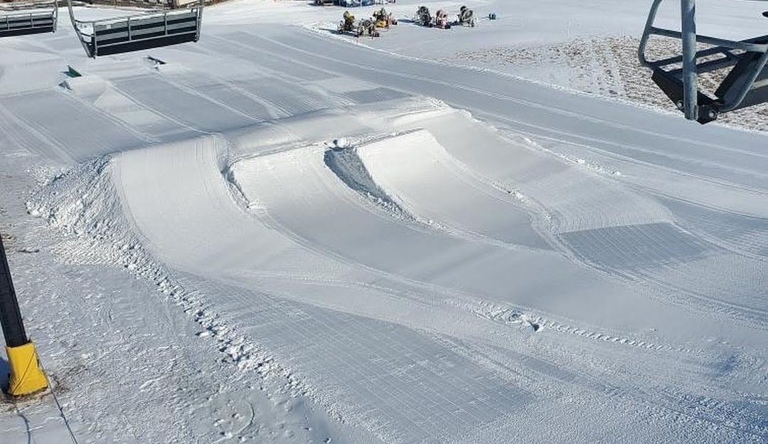 Seven Oaks in USA - a ski slope with snow on the ground.