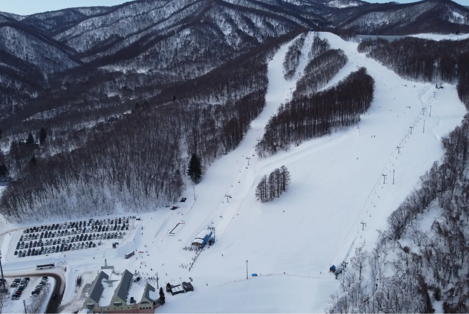 Kunizakai Kogen Snow Park in Japan: an aerial view of a ski resort in the mountains.