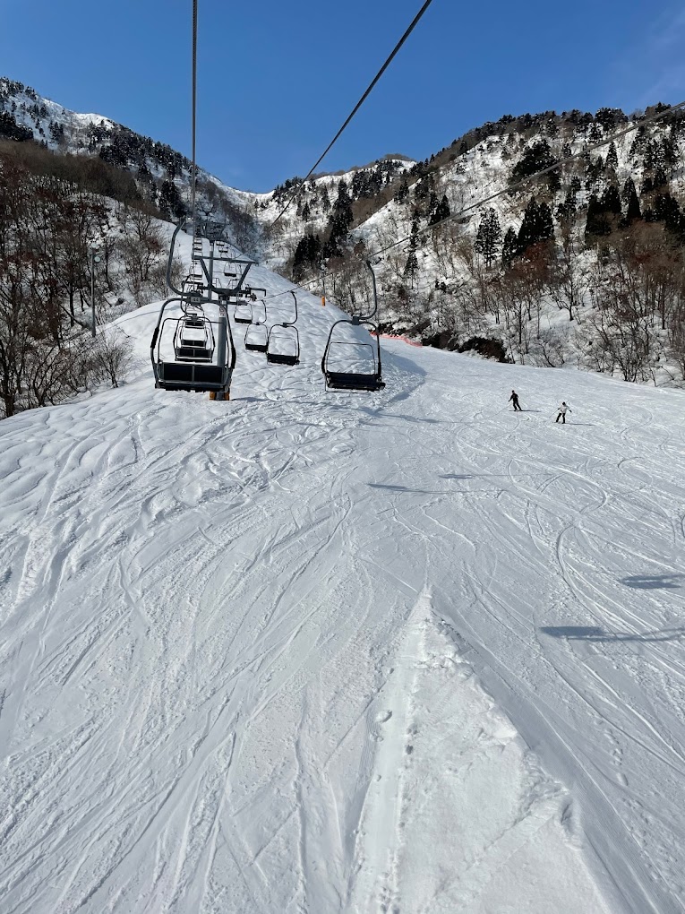 Kunizakai Kogen Snow Park in Japan - a ski lift going down a snowy slope.
