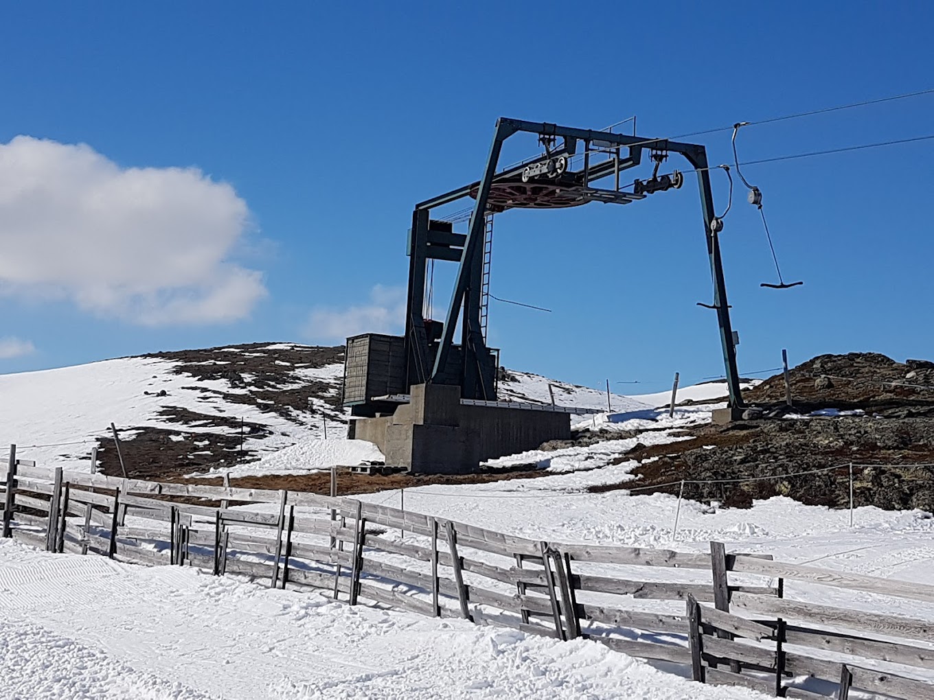 Lemonsjø Alpinsenter in Norway - a ski lift going up a snowy hill.