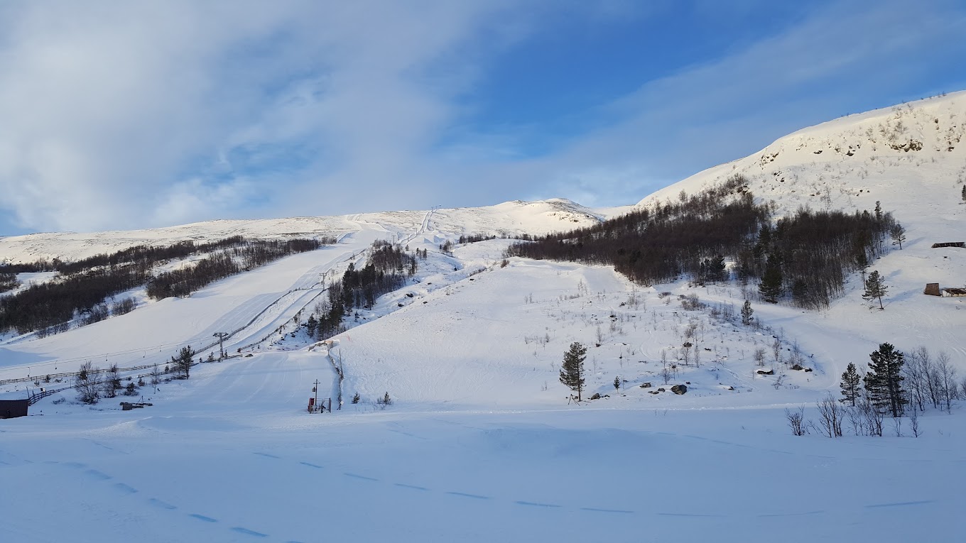 Lemonsjø Alpinsenter in Norway - a snow covered mountain with a ski lift in the background.