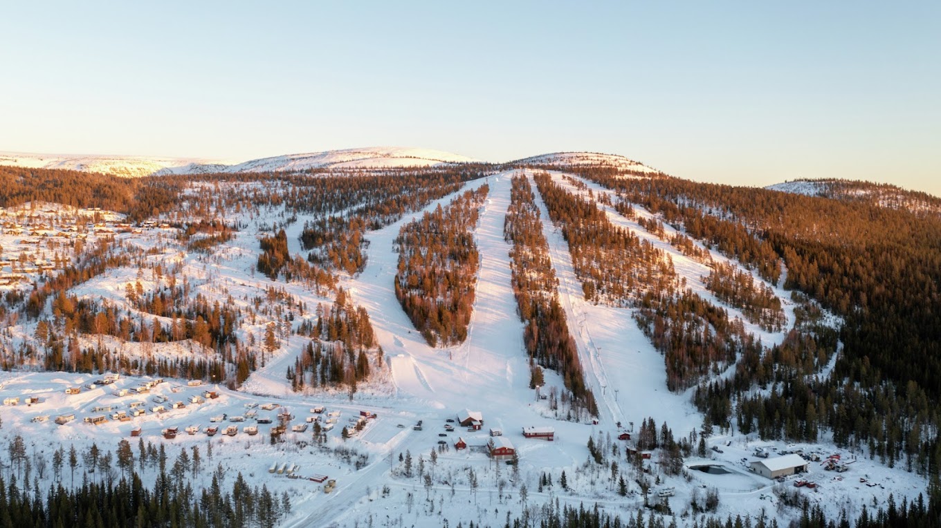 Fulufjellet in Norway: a ski resort surrounded by trees in the mountains.