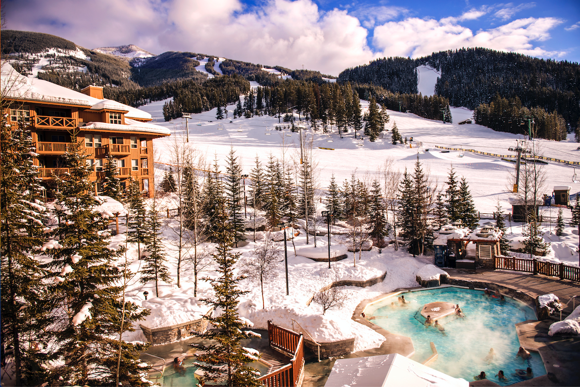 Panorama in Canada - a hot tub in the middle of a snowy landscape.
