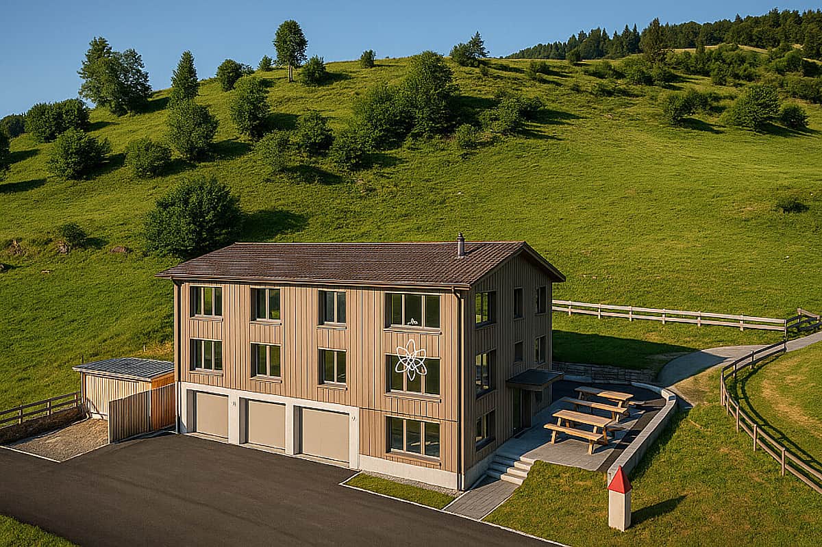 Neusell – Rothenthurm-Biberegg in Switzerland - a house in the middle of a green hill.