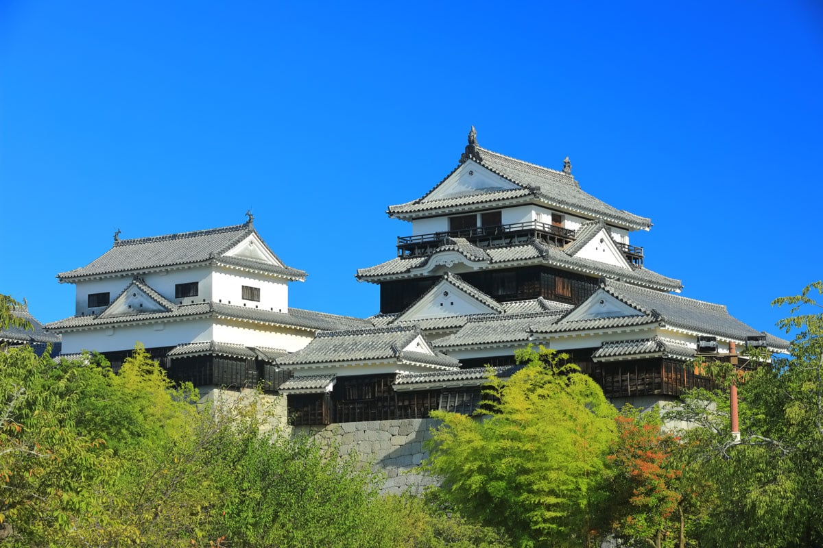 Makado Onsen in Japan: the building is white.