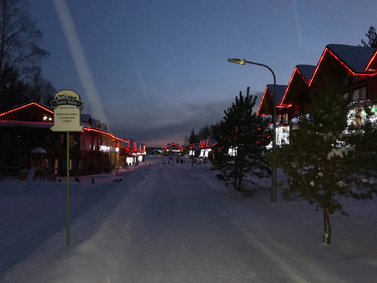 Sunny Valley Resort in Ural Federal District - a street covered in snow at night.