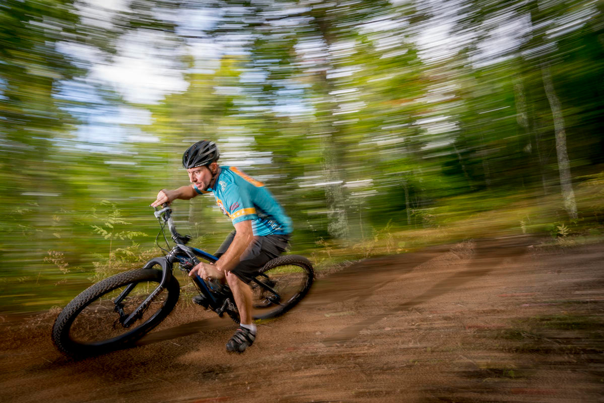 Mt Ashwabay – Salmo in USA - a man riding a mountain bike on a dirt trail.
