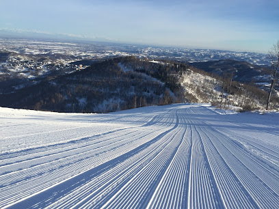 Snow Valley – Barrie in Canada - a ski slope with lots of snow on it.