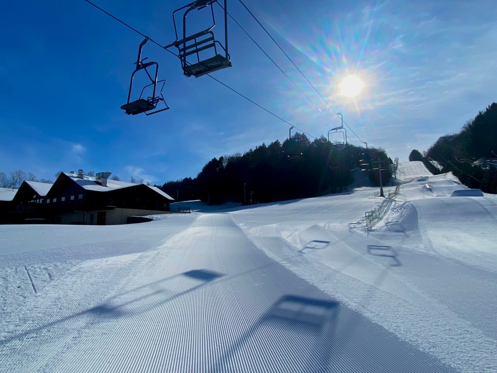 Woods Valley in USA - a ski slope with a ski lift in the background.