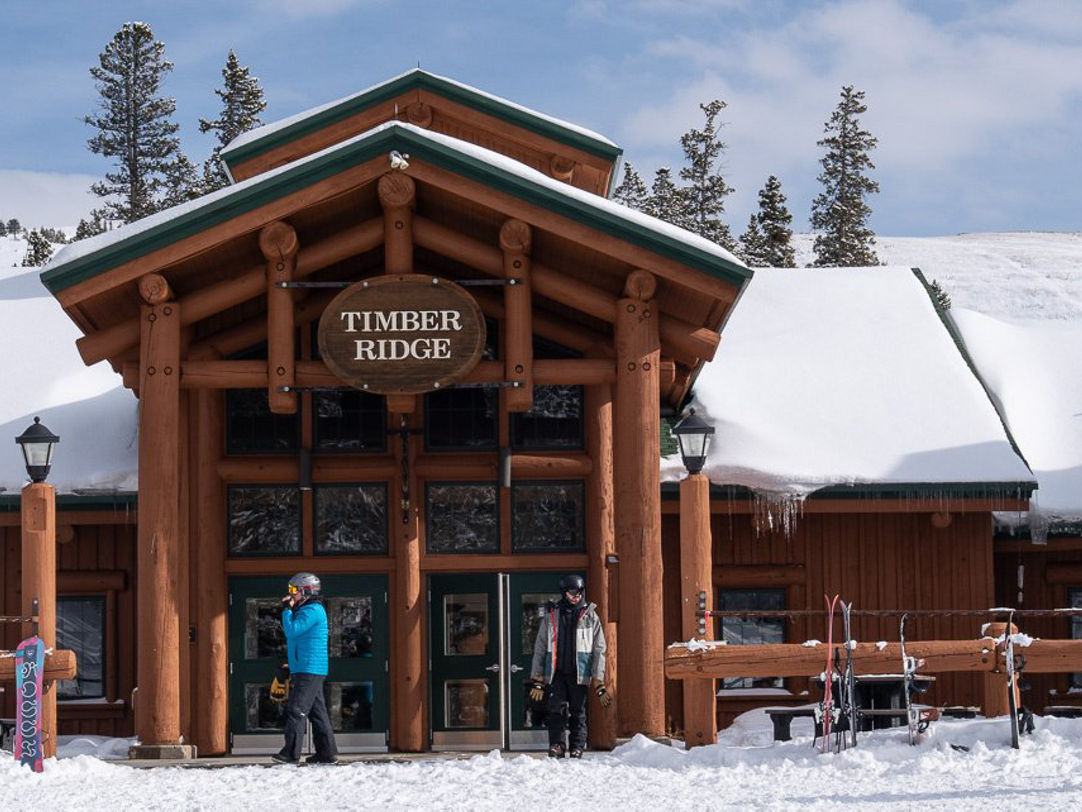 Timber Ridge in USA - the entrance to the timber lodge in winter.