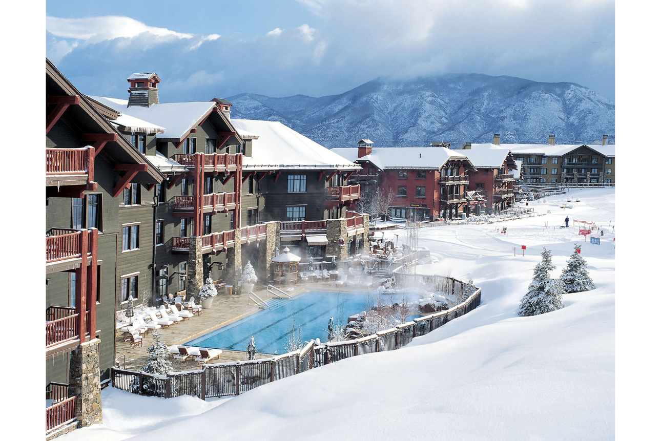 Aspen Highlands in USA: a view of a resort with a pool in the snow.