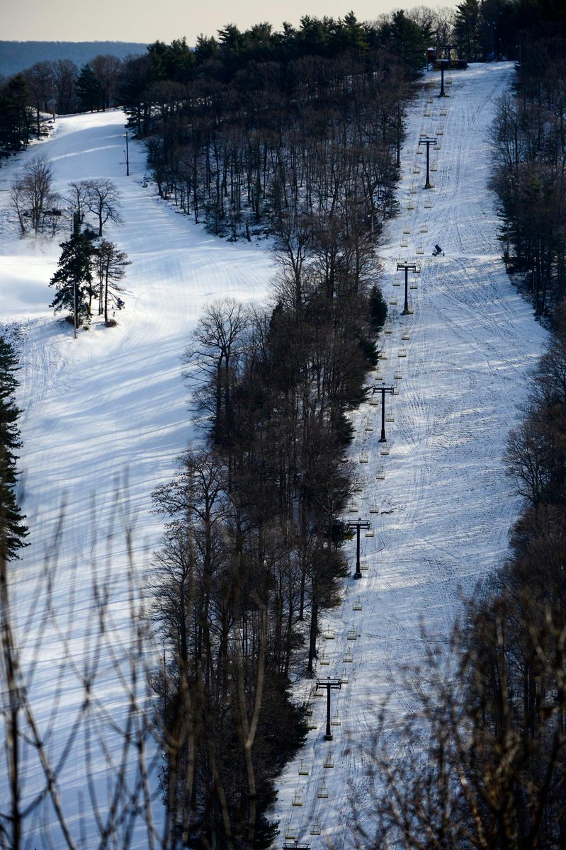 Victor Constant – West Point in USA - a view of a ski slope with trees in the background.