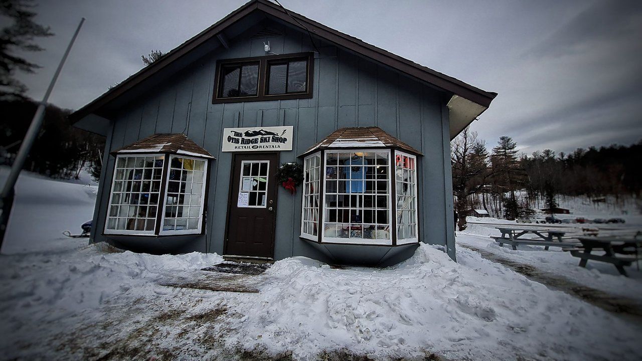 Otis Ridge in USA: a small building in the middle of a snowy area.